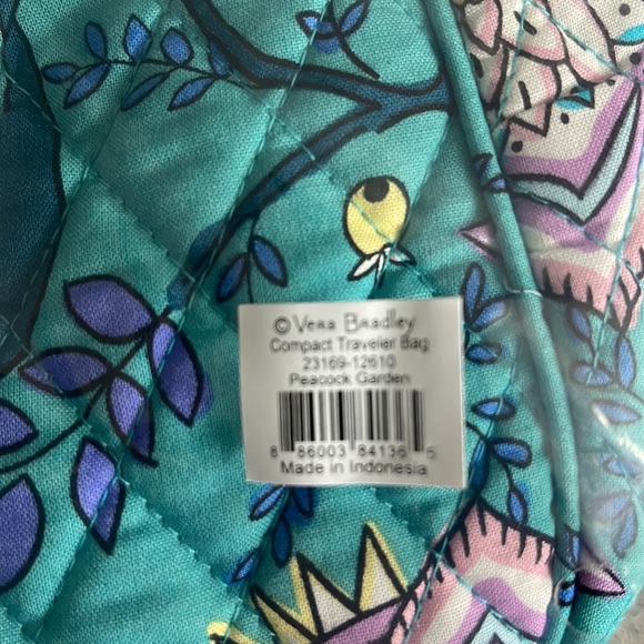 NWT Vera Bradley compact traveler bag in Peacock Garden - Picture 4 of 6